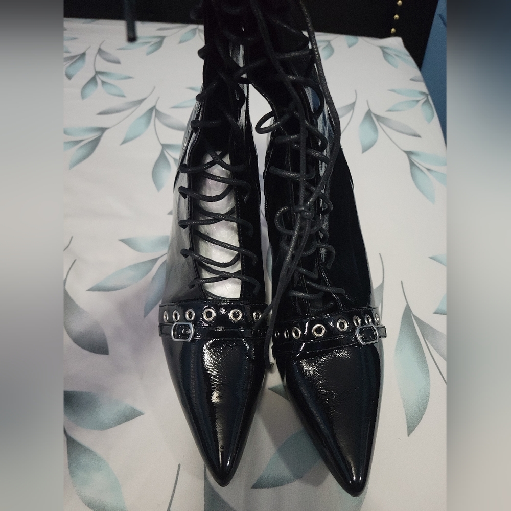 This is a gorgeous black bootie